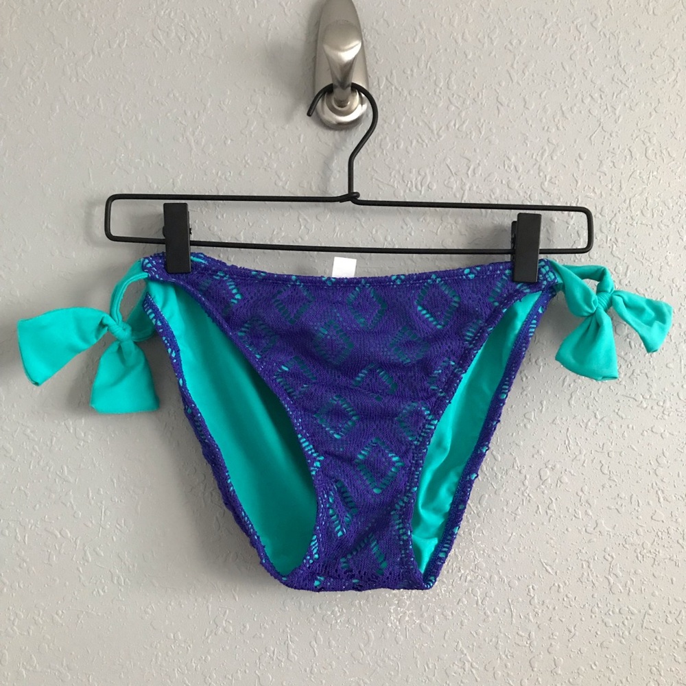 Lace pattern bikini bottoms